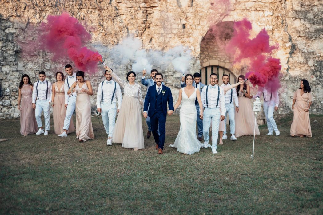 cliché colore et fun des mariés avec les fumigènes LM Laure Mariage wedding planner pays basque